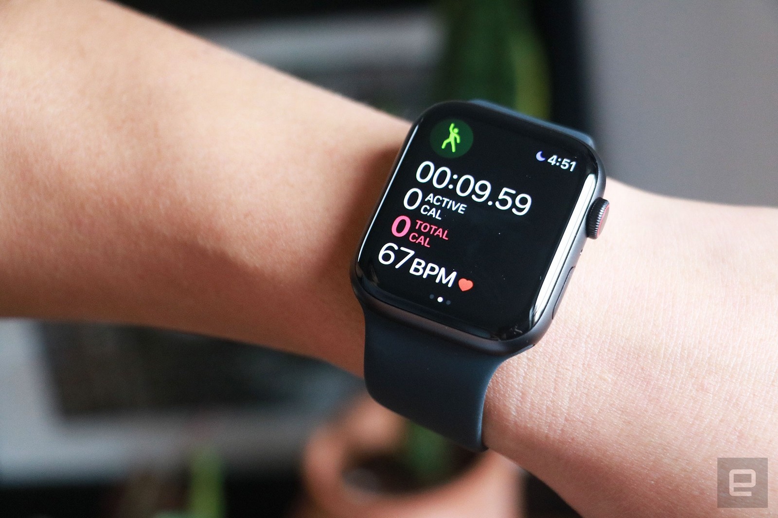 Apple Watch SE GPS 40mm Space Gray Aluminum купить, Эпл Вотч СЕ 40 мм  серые, черный ремешок по выгодной цене в Москве