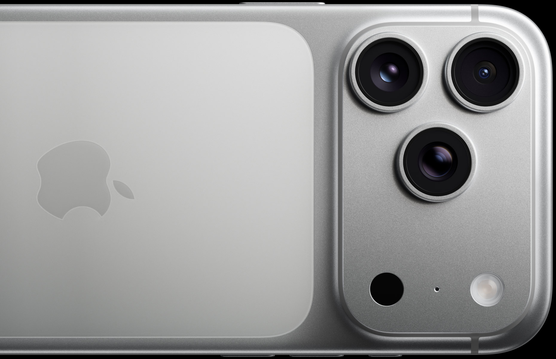 Блок из трёх камер на задней панели iPhone 17 Pro Max в цвете Silver