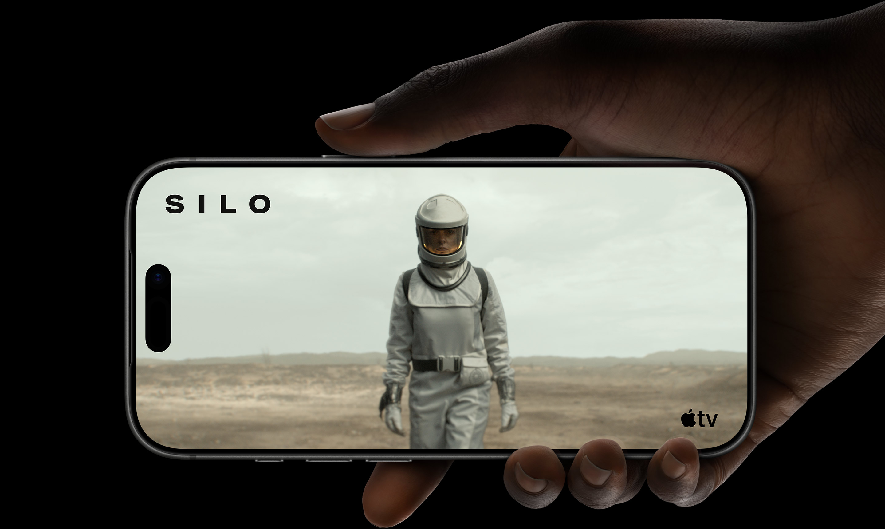 Кадр из сериала Silo на экране iPhone 17 Pro Max в руке