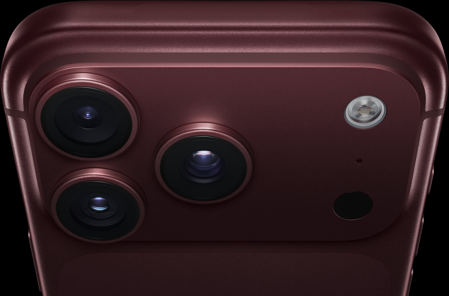Крупный план тройного блока камеры iPhone 18 Pro в цвете Burgundy