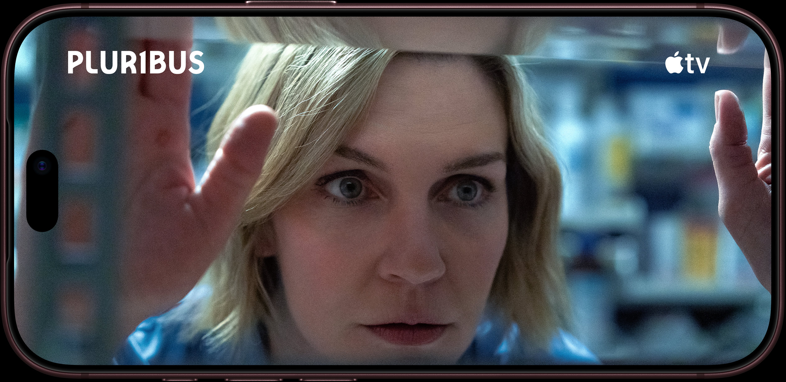Кадр из сериала Pluribus на экране iPhone 18 Pro Max в приложении Apple TV Кадр из сериала Pluribus на экране iPhone 18 Pro Max в приложении Apple TV