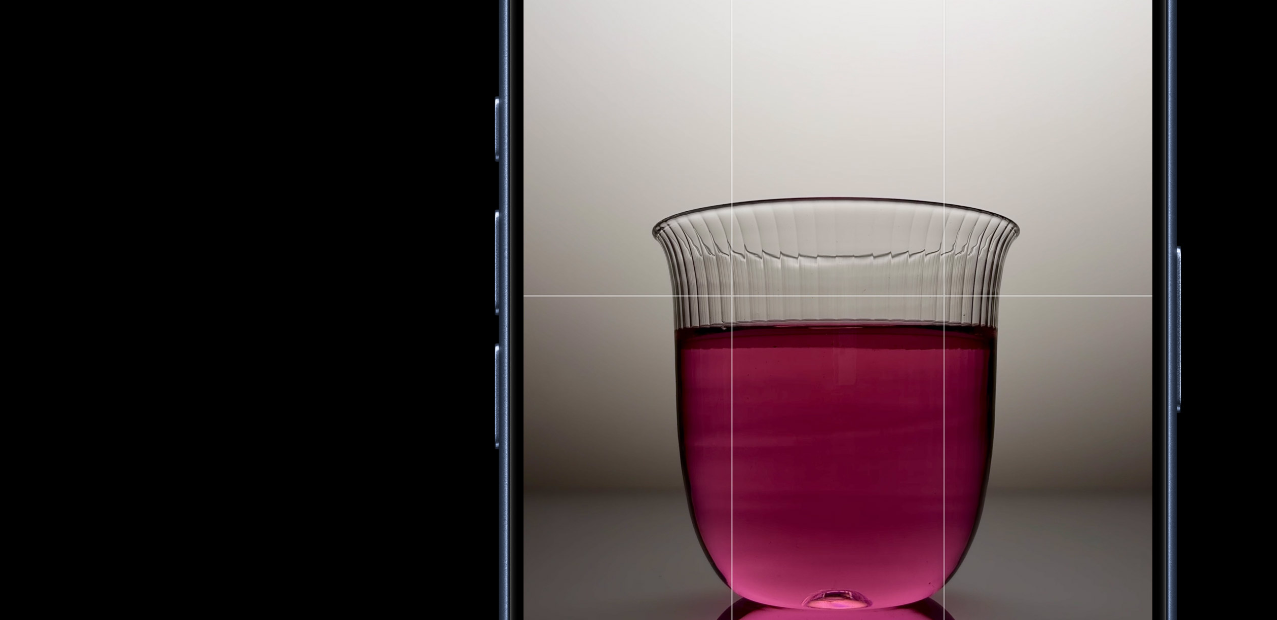 Стеклянный стакан с розовой жидкостью на экране iPhone 18 Pro Max — пример съёмки основной камерой Стеклянный стакан с розовой жидкостью на экране iPhone 18 Pro Max — пример съёмки основной камерой