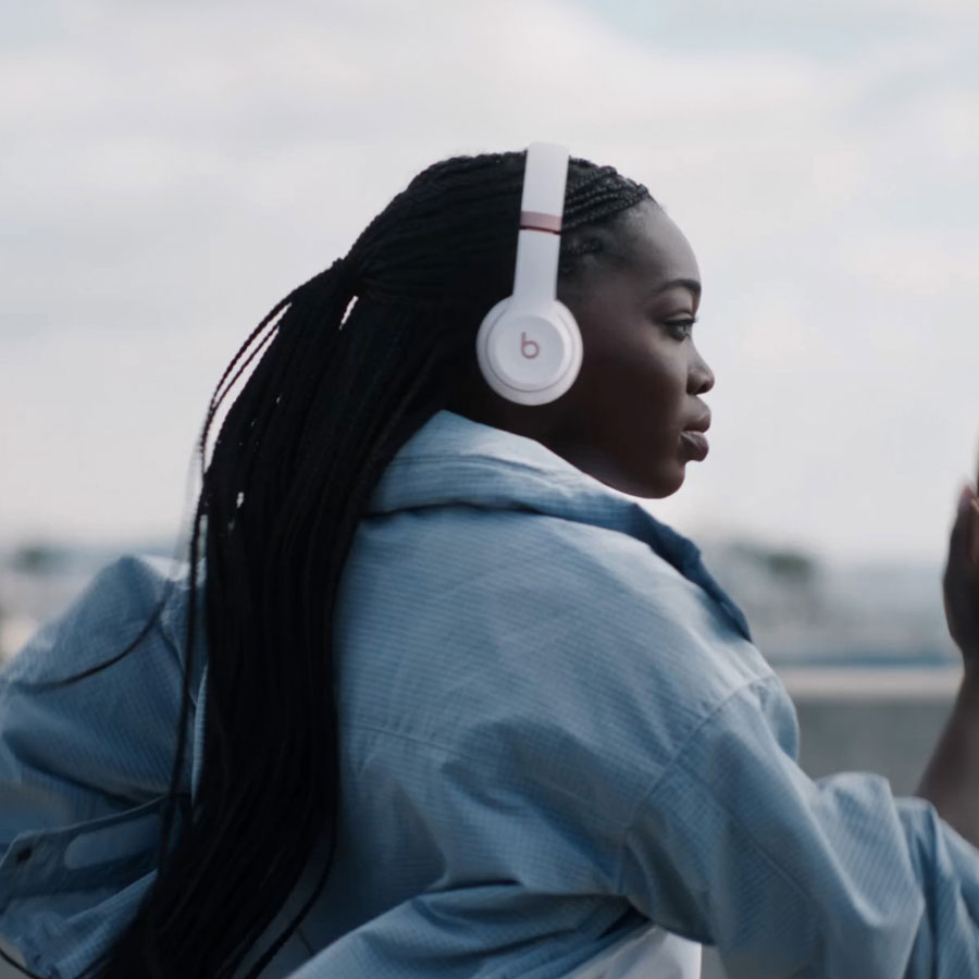 Крупный план девушки в профиль в наушниках Beats Solo 4
