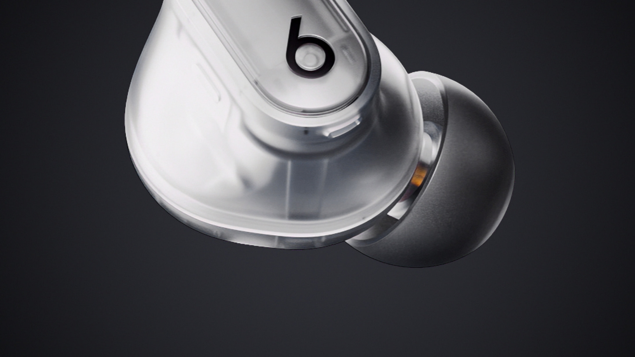 Крупный план наушника Beats Studio Buds Plus с силиконовым амбушюром и индикатором
