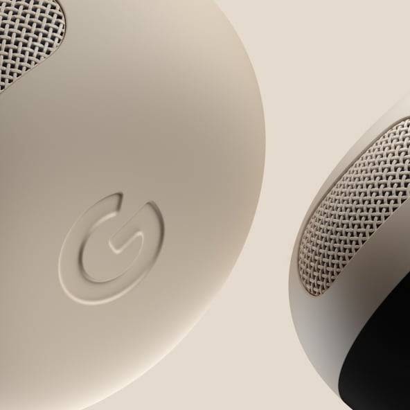 Крупный план сетки микрофона и логотипа G на наушнике Google Pixel Buds Pro 2