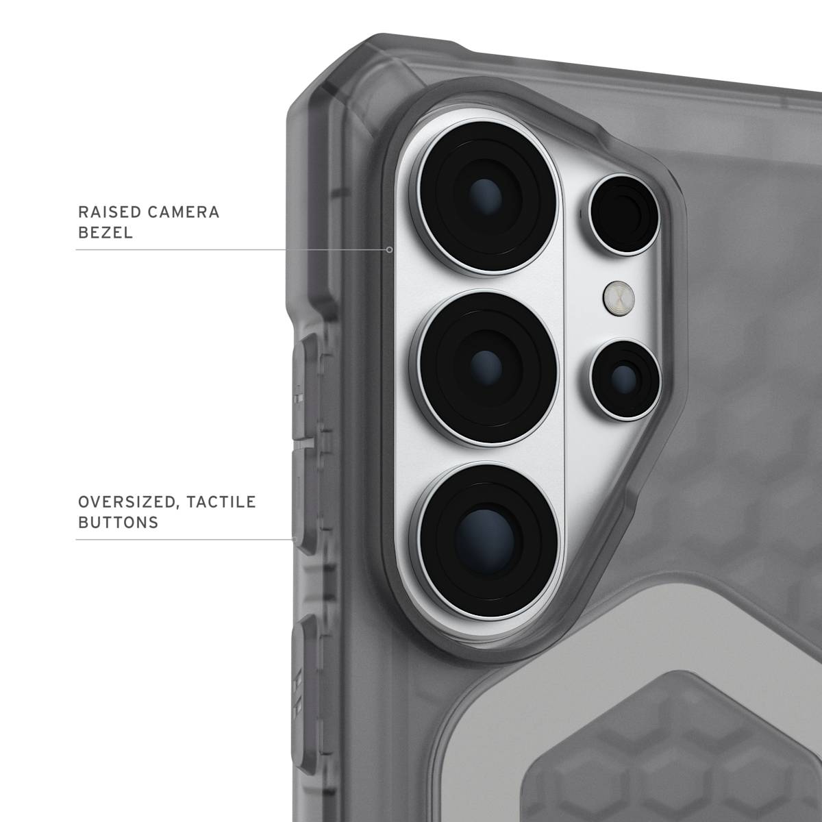 Крупный план блока камер Samsung Galaxy S26 Ultra в чехле UAG Essential Armor с приподнятым бортиком и увеличенными кнопками