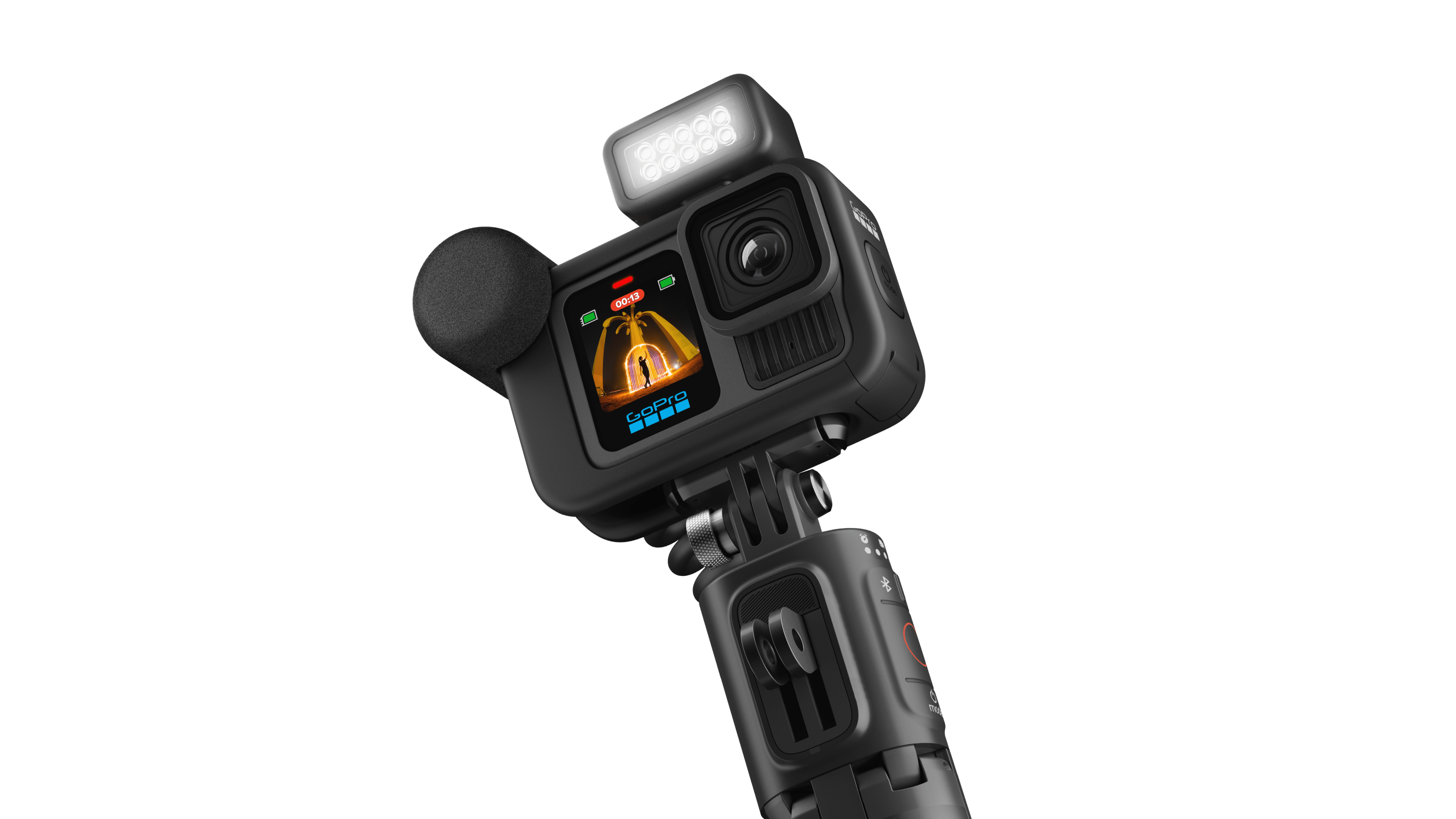 Крупный план GoPro HERO 13 Black Special Bundle с установленным медиа-модулем и включённой подсветкой Крупный план GoPro HERO 13 Black Special Bundle с установленным медиа-модулем и включённой подсветкой