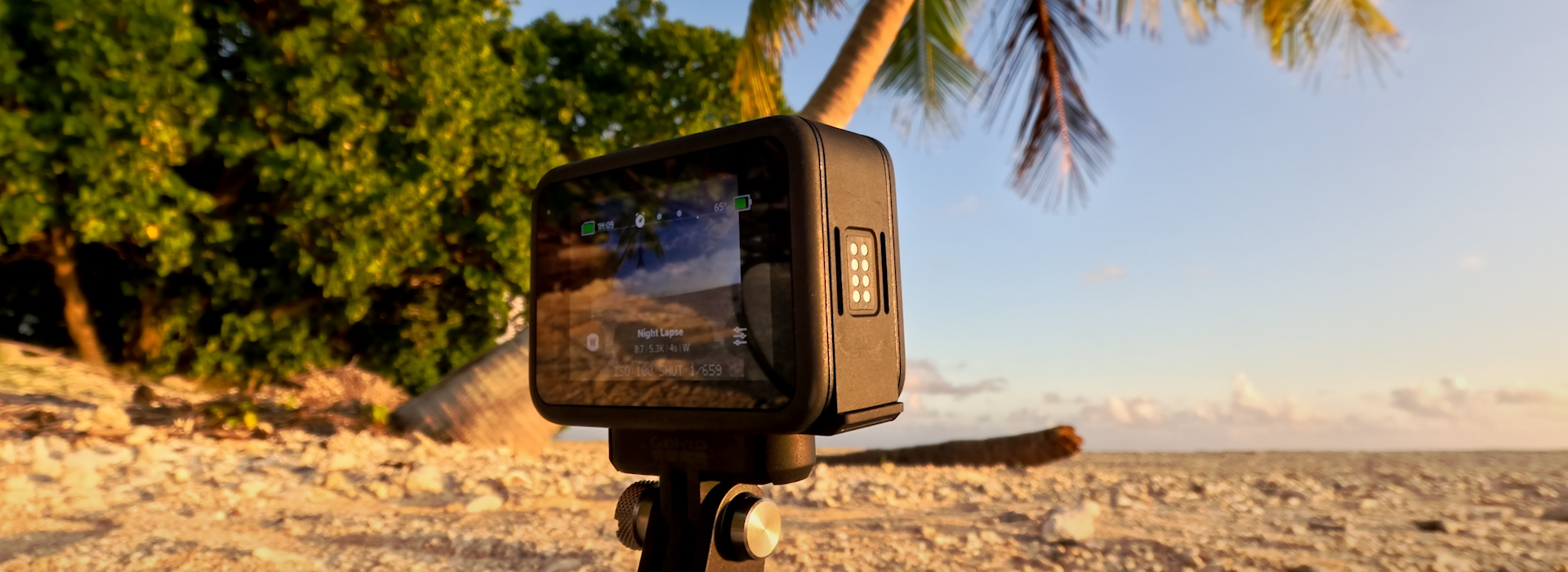 GoPro HERO 13 Black Special Bundle снимает в режиме Night Lapse на пляже с пальмами GoPro HERO 13 Black Special Bundle снимает в режиме Night Lapse на пляже с пальмами