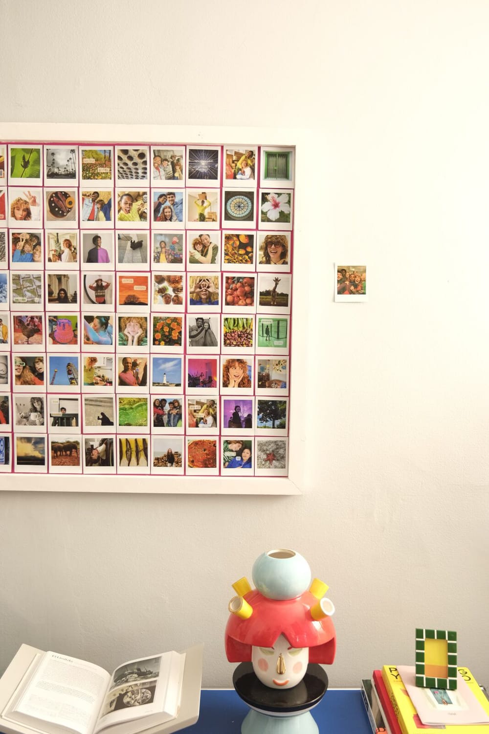 Стена из напечатанных Fujifilm Instax Link Wide снимков в рамке над столом