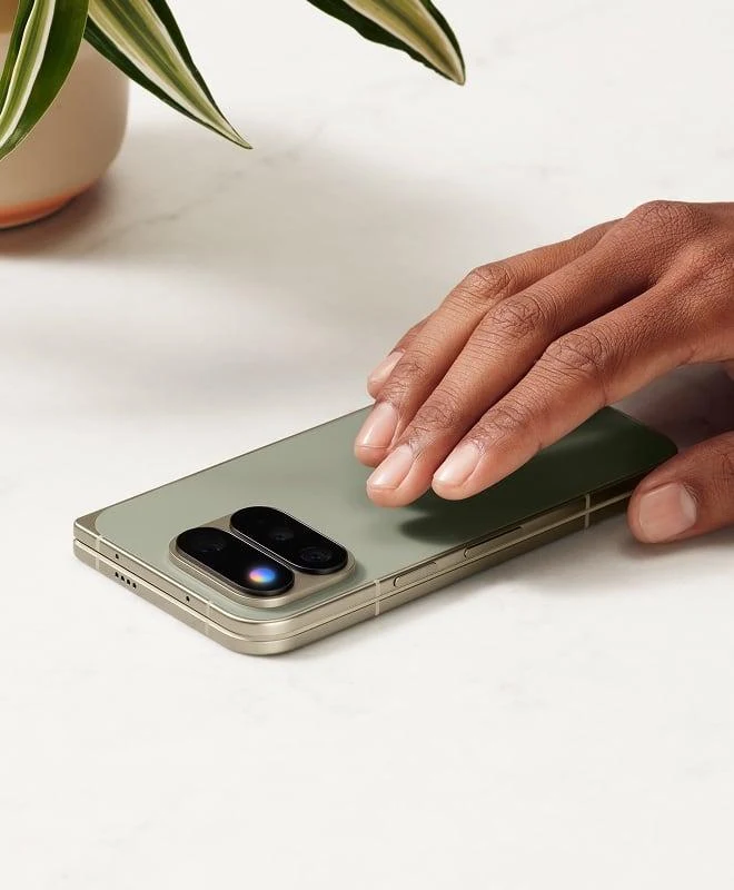 Google Pixel 11 Pro Fold цвета Olive на столе рядом с растением
