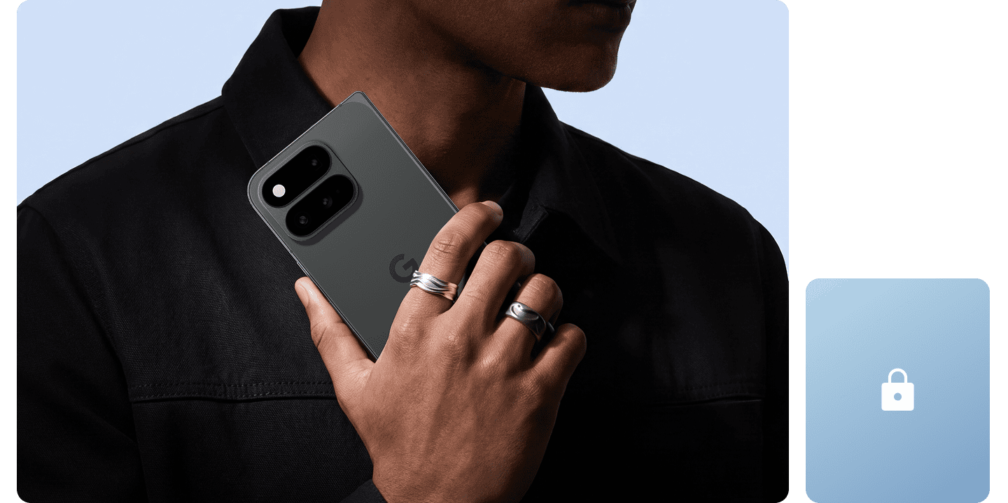 Google Pixel 11 Pro Fold в руке в сложенном виде, вид сзади