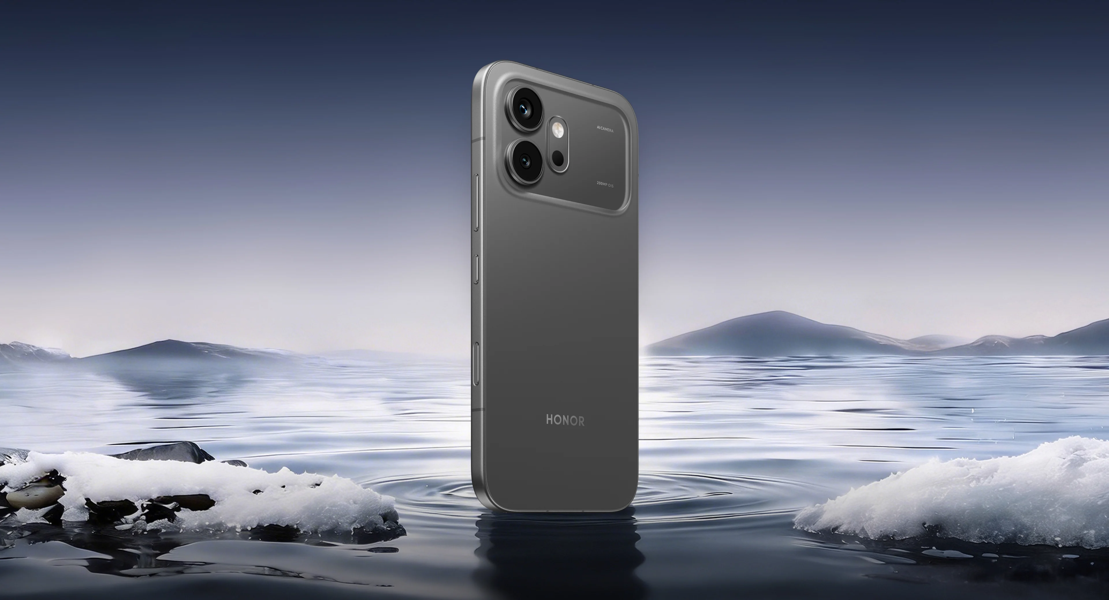 Honor 600 в цвете Black стоит на фоне заснеженного озера Honor 600 в цвете Black стоит на фоне заснеженного озера