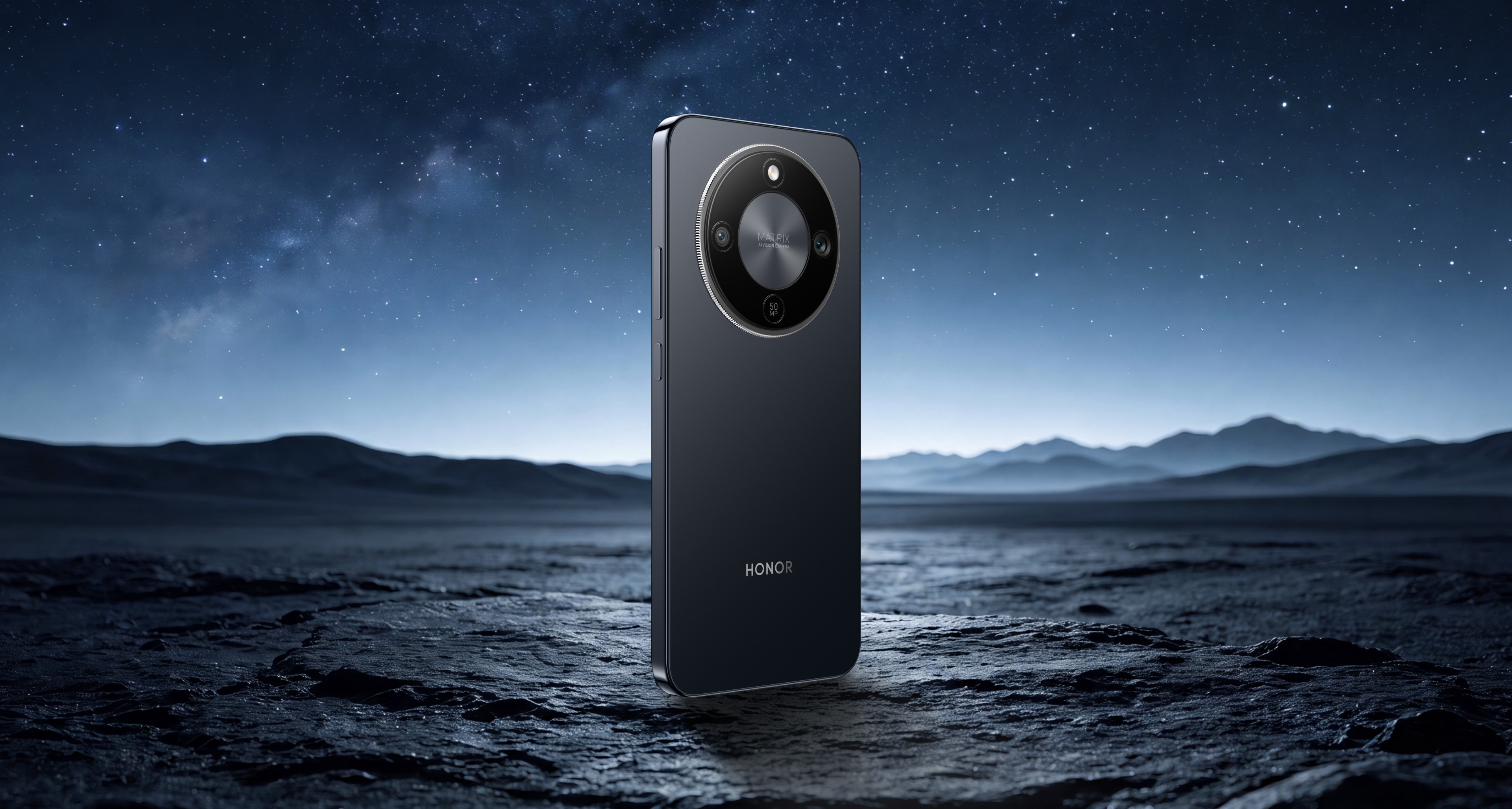 Honor Turbo в чёрном корпусе на фоне ночного неба с подсветкой камеры 50 Мп