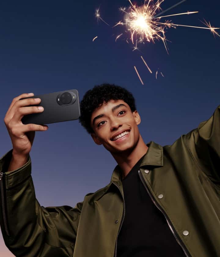 Молодой человек снимает искры бенгальского огня на чёрный Huawei Nova 15