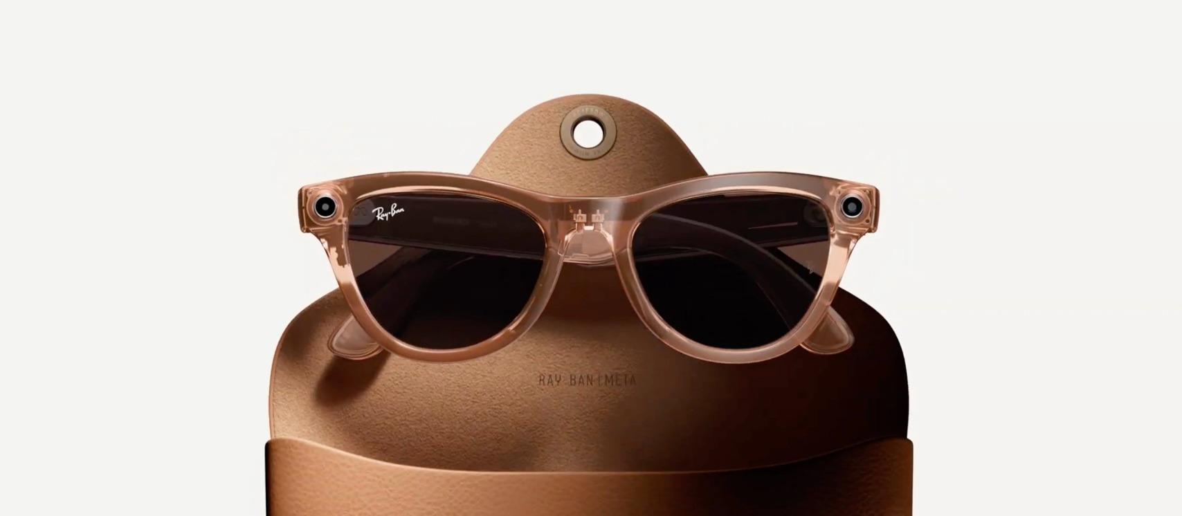 Очки Ray-Ban Meta Gen 2 Wayfarer RW4012 в прозрачной оправе на фирменном чехле, видны объективы камер