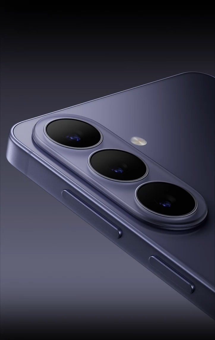 Верхний угол Samsung Galaxy S26 с блоком камер и рамкой корпуса