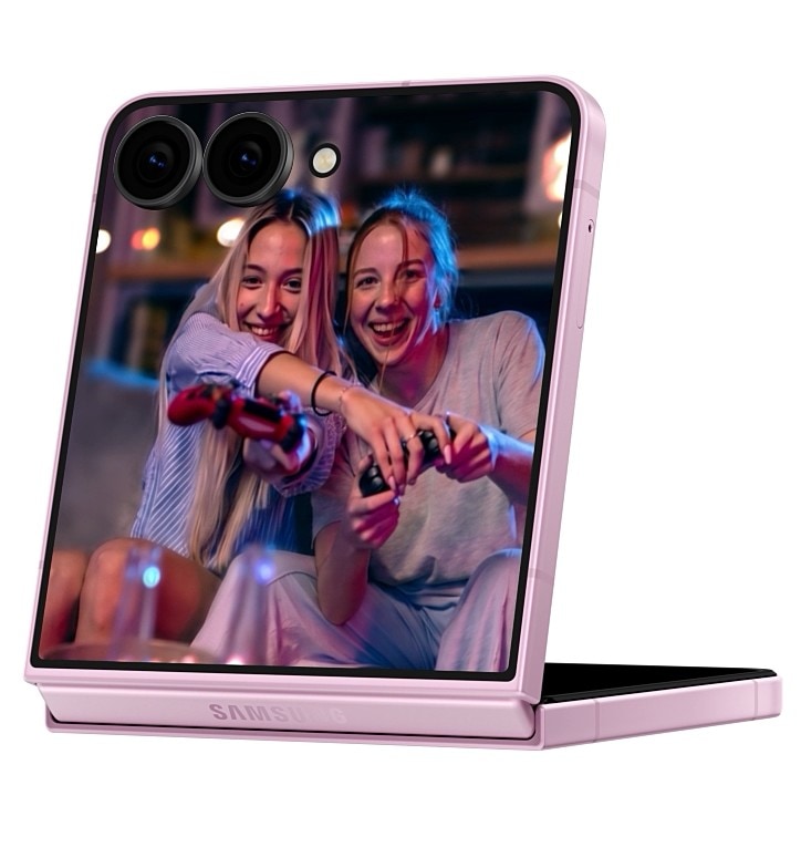 Samsung Galaxy Z Flip8 стоит в режиме Flex на столе