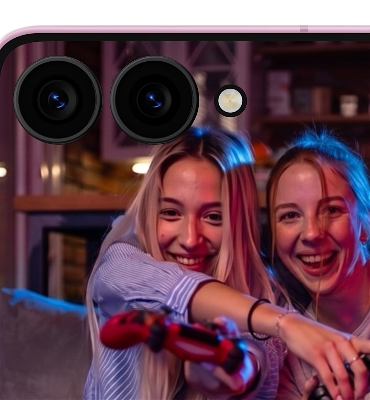 Камера Samsung Galaxy Z Flip8 на фоне двух девушек с игровым контроллером
