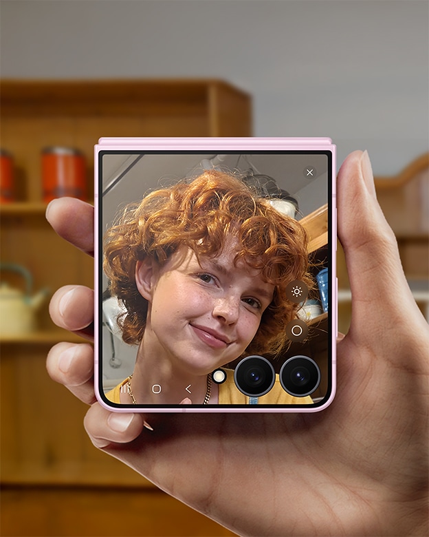 Внешний экран Samsung Galaxy Z Flip8 используется как видоискатель для селфи