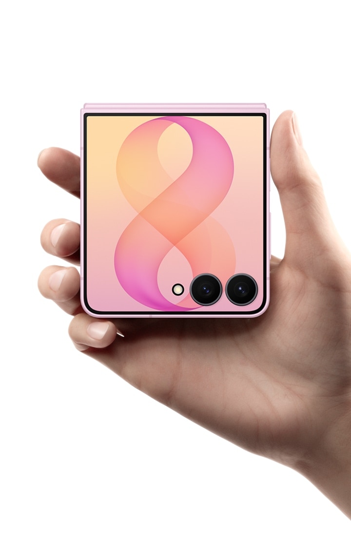Samsung Galaxy Z Flip8 розового цвета в руке в сложенном виде