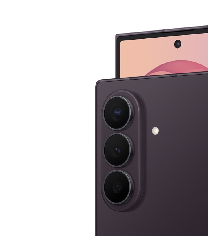 Блок из трёх камер на задней панели Samsung Galaxy Z Fold8 Ultra рядом с внешним экраном