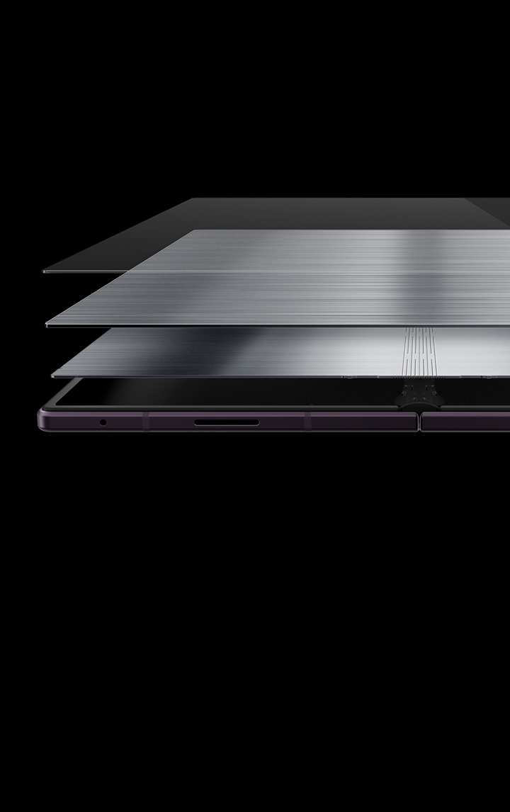Разложенные слои корпуса Samsung Galaxy Z Fold8 Ultra рядом с боковой гранью устройства