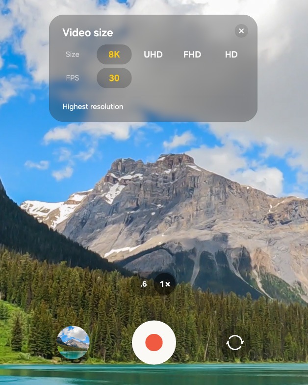 Экран настроек видеосъёмки 8K на Galaxy Z Fold8 Ultra на фоне горного пейзажа