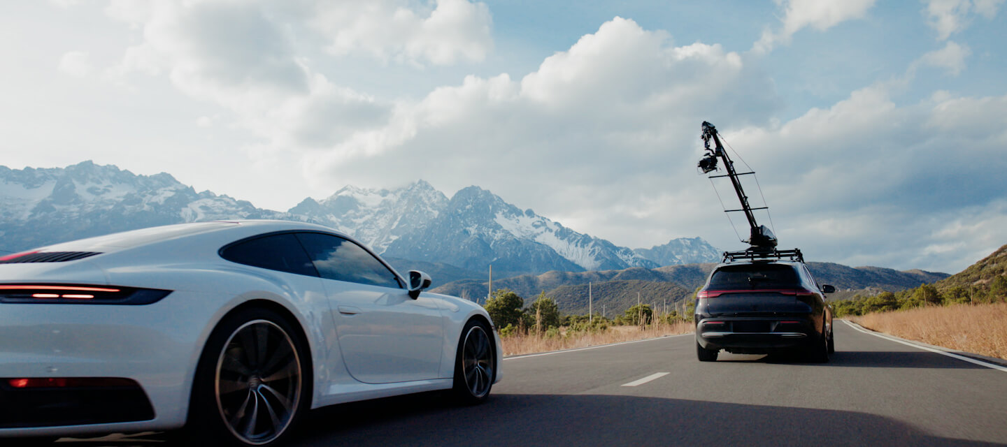 DJI Ronin RS 4 Pro Combo закреплён на автомобиле для сопровождающей съёмки