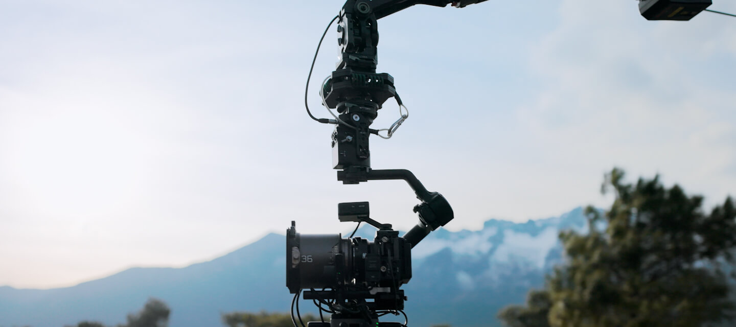 DJI Ronin RS 4 Pro Combo на операторском кране во время съёмки в горах