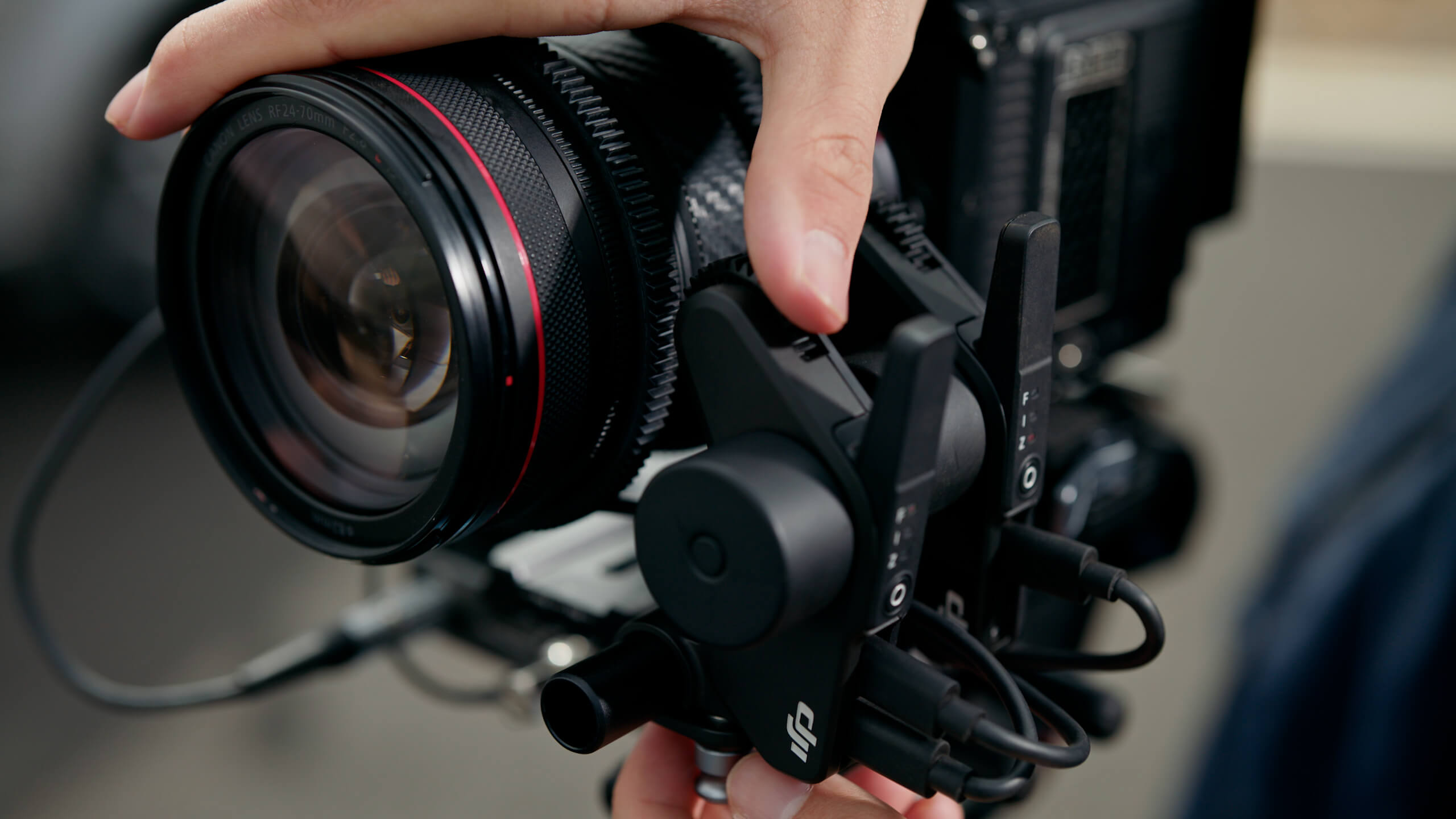 Мотор фокусировки DJI Focus Pro Motor на объективе камеры со стабилизатором RS 4 Pro Combo