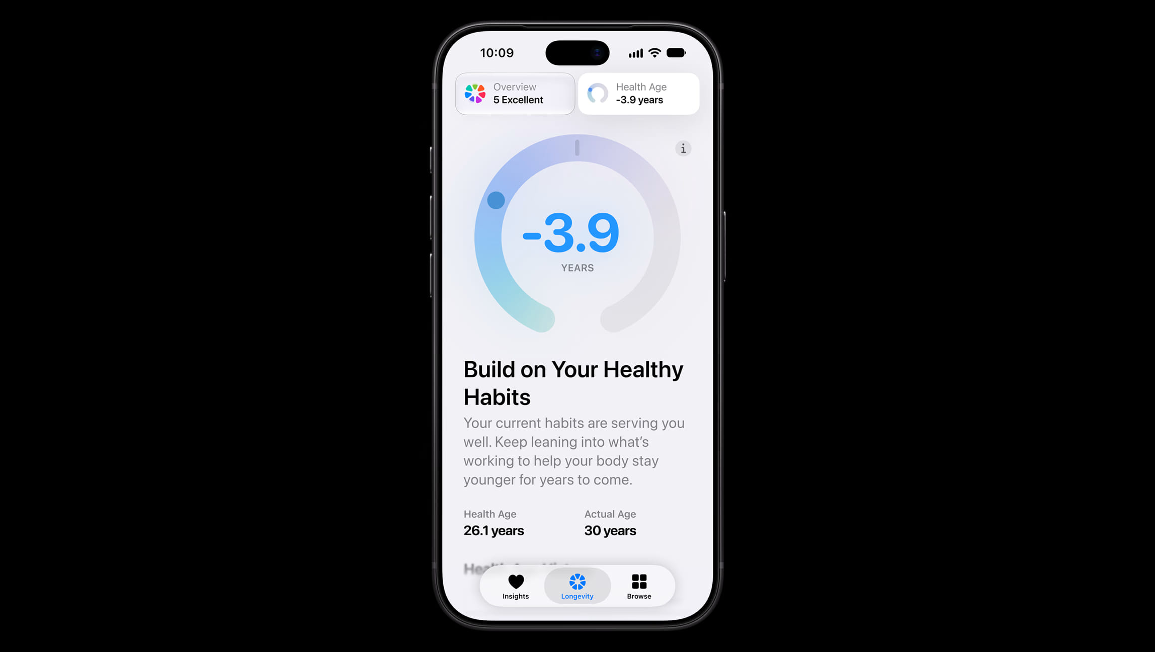Экран iPhone с показателем Health Age -3.9 года рядом с умными часами Apple Watch Series 12