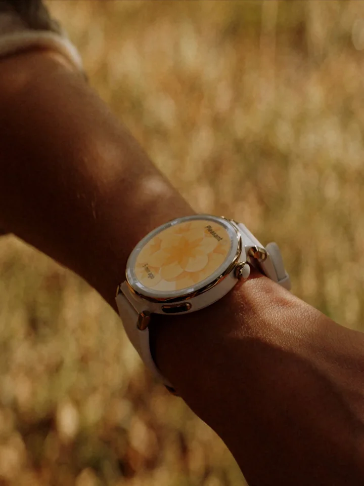 Умные часы HUAWEI Watch GT 5 Pro 42 мм с белым ремешком из фторэластомера на запястье