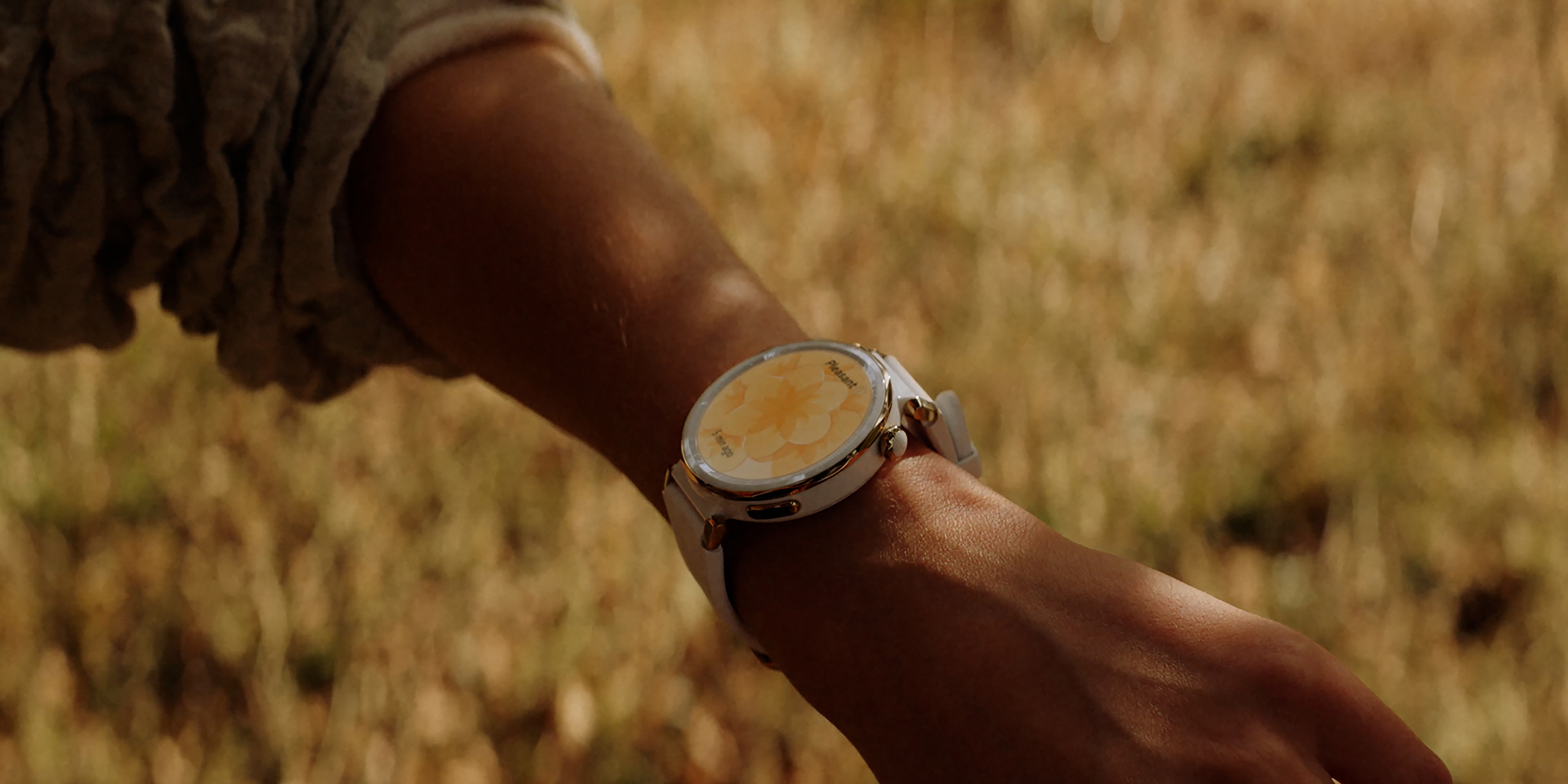 Часы HUAWEI Watch GT 5 Pro на запястье с цветочным циферблатом на прогулке