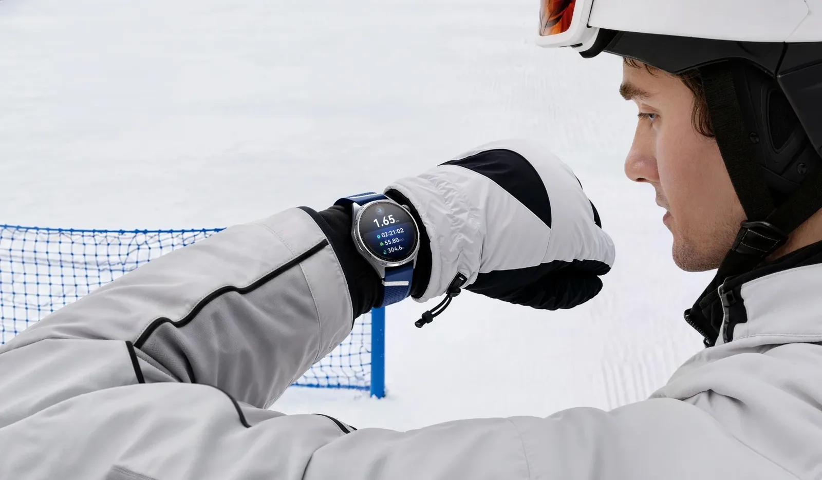 Лыжник смотрит на данные спуска на HUAWEI Watch GT 7 46mm