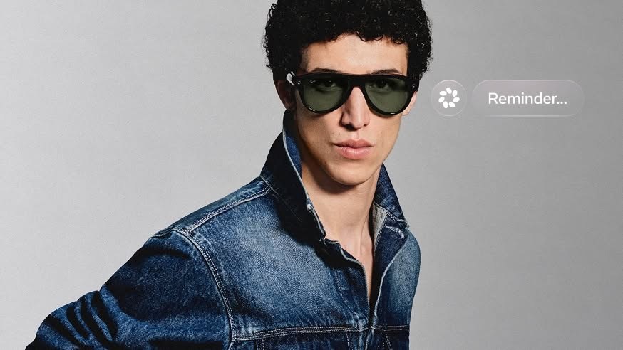 Мужчина в джинсовой куртке в очках Ray-Ban Meta Aviator Gen 3, рядом всплывающая подсказка напоминания