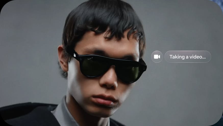Крупный план лица в очках Ray-Ban Meta Aviator Gen 3 с индикатором видеозаписи