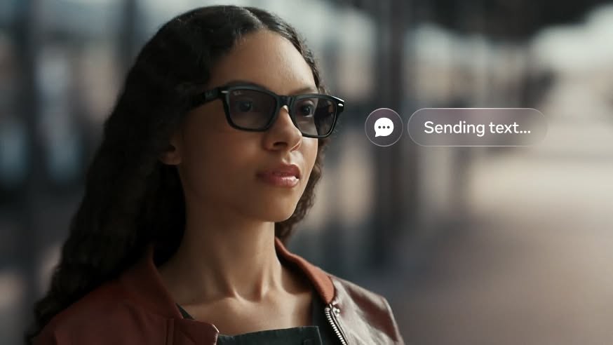 Девушка в очках Ray-Ban Meta Burbank отправляет текстовое сообщение голосом на улице