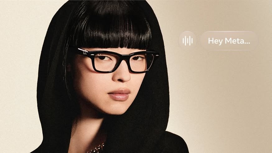 Девушка в чёрных очках Ray-Ban Meta Burbank активирует голосового ассистента командой Hey Meta
