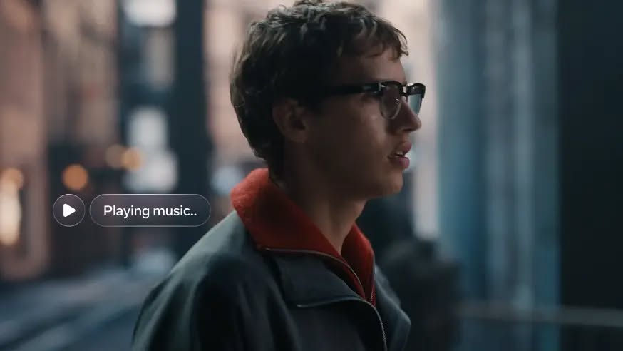 Мужчина в очках Ray-Ban Meta Clubmaster слушает музыку на улице