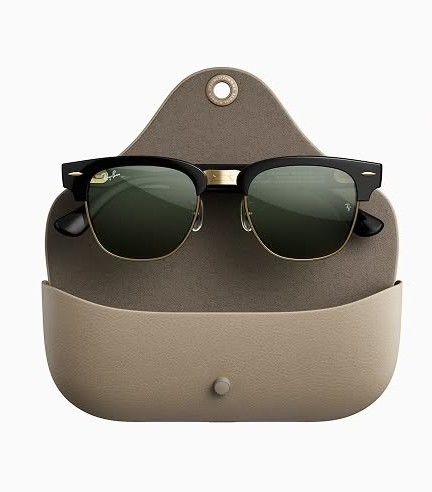 Очки Ray-Ban Meta Clubmaster с зелёными линзами в раскрытом кожаном чехле