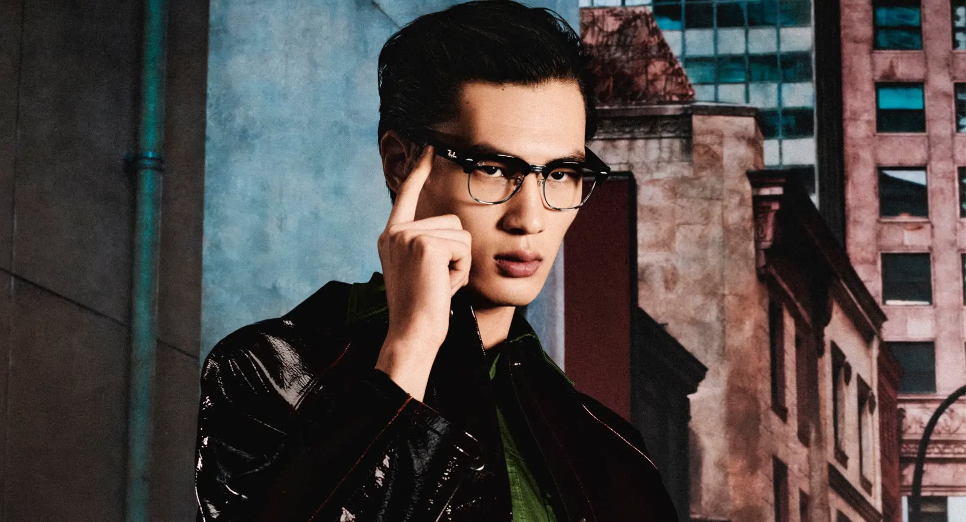 Мужчина в чёрных очках Ray-Ban Meta Clubmaster на фоне городских зданий