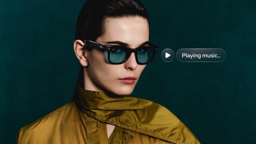 Девушка в умных очках Ray-Ban Meta Wayfarer Gen 3 с зелёными линзами слушает музыку