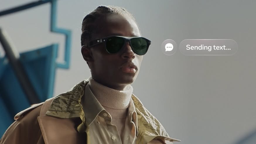 Мужчина в тёмных очках Ray-Ban Meta Wayfarer Gen 3 отправляет голосовое сообщение