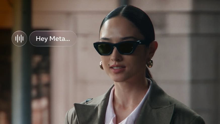 Девушка в чёрных очках Ray-Ban Meta Zena Gen 3 с активным голосовым помощником Hey Meta