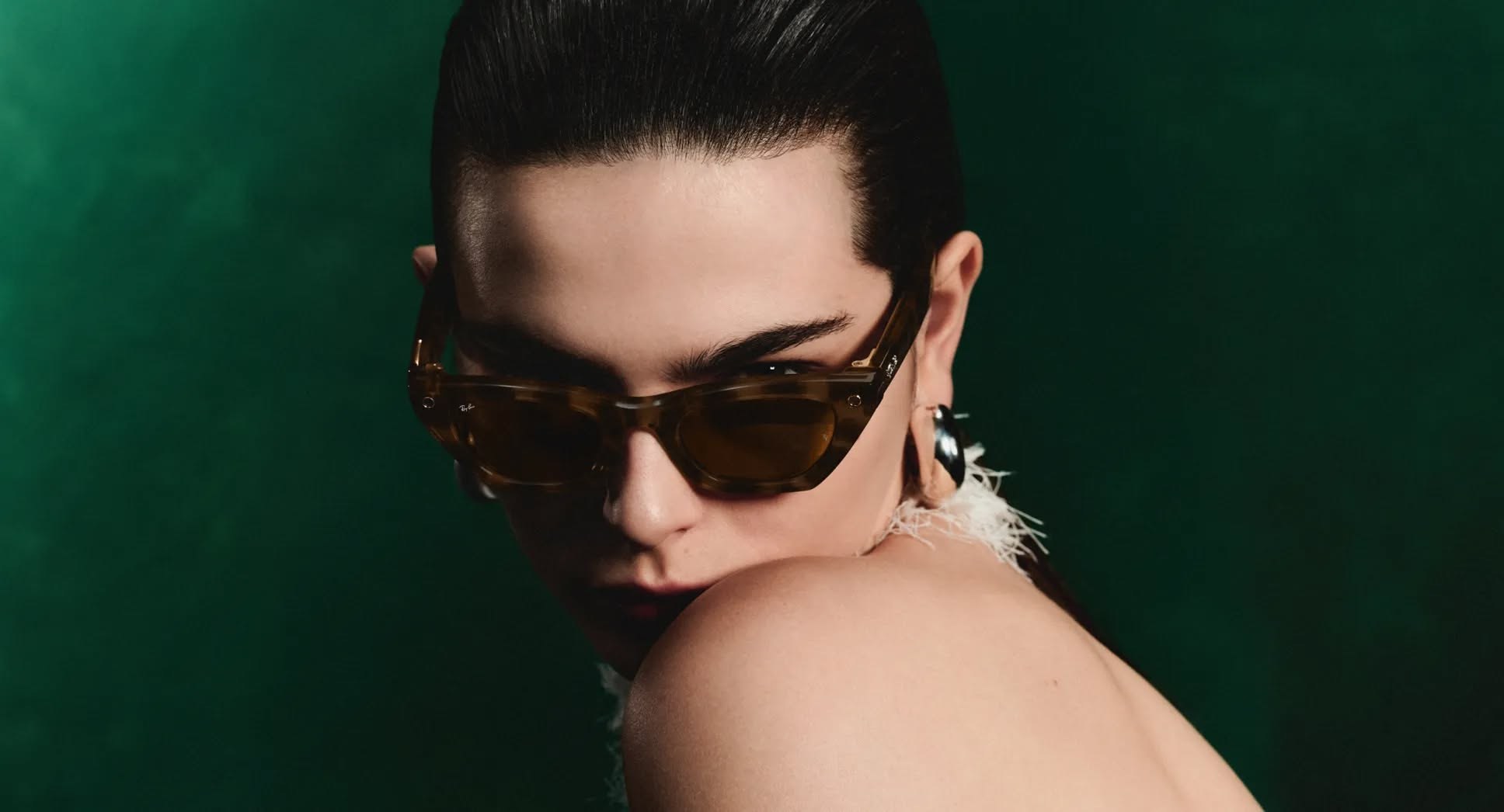 Модель в очках Ray-Ban Meta Zena Gen 3 цвета гавана крупным планом